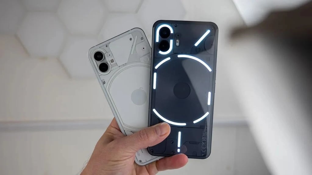 2 Nothing Phone 2a, uno blanco y otro negro