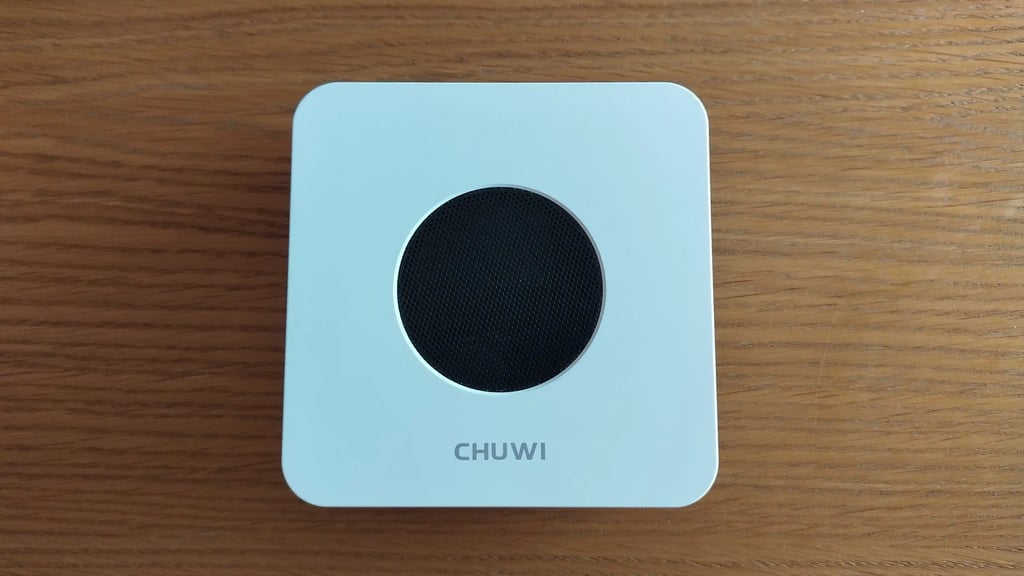 Foto superior del Chuwi Larkbox X sobre una mesa de madera.
