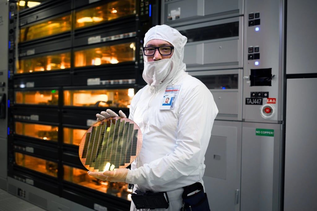 Imagen de un trabajador de Intel Foundry sosteniendo una oblea.