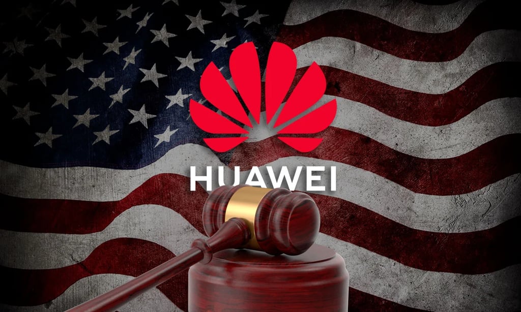 Imagen con la bandera de Estados Unidos de fondo en el medio estando el logotipo de Huawei con un martillo de juicio