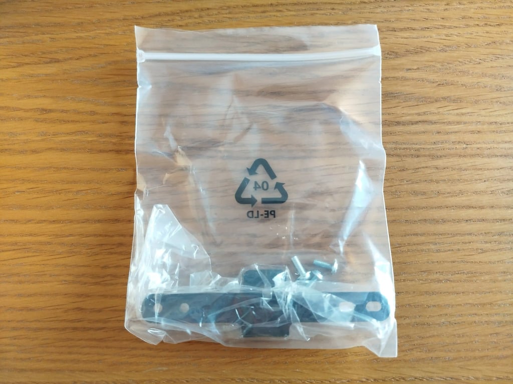 Texto alternativo: Soporte VESA y tornillos incluidos en una bolsa.