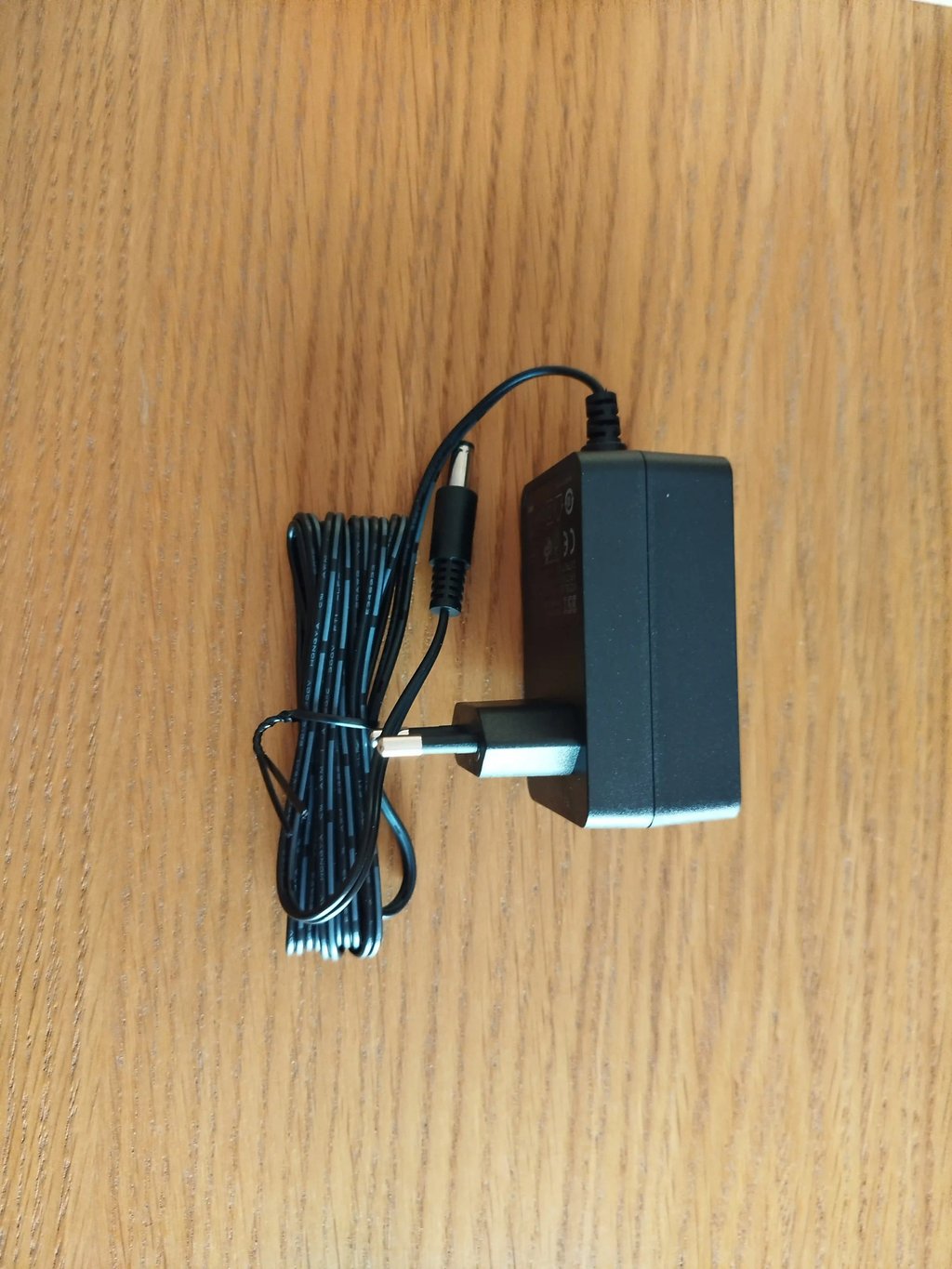Texto alternativo: Adaptador de corriente del Chuwi Larkbox X.