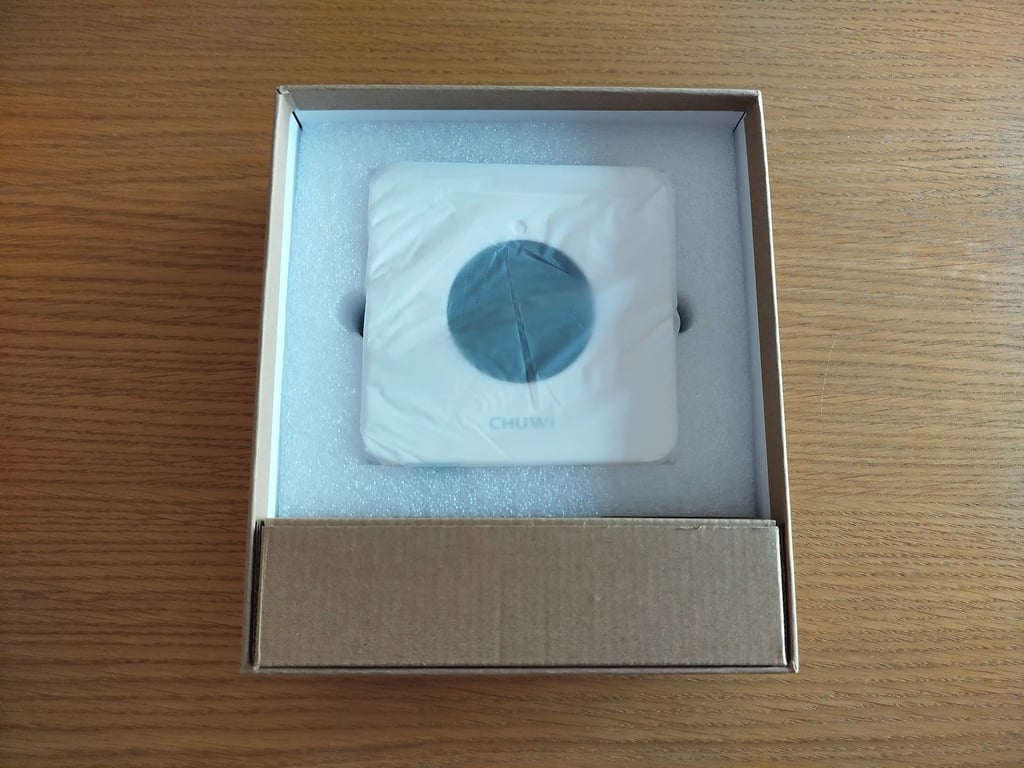 Texto alternativo: El mini PC dentro de su caja y embalaje.