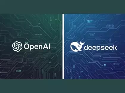 Logos de OpenAI (izquierda, fondo verde) y DeepSeek (derecha, fondo azul) sobre diseño de circuitos.