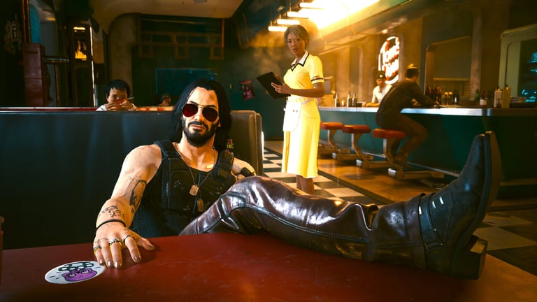 Johnny Silverhand en un restaurante apoyando la pierna en una mesa.