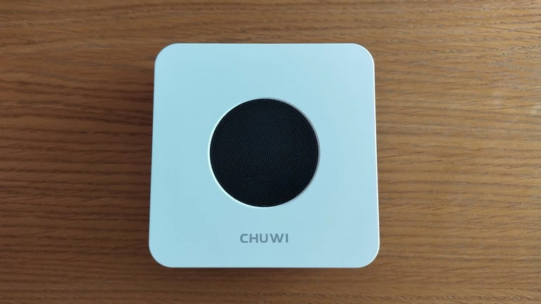 Foto superior del Chuwi Larkbox X sobre una mesa de madera.