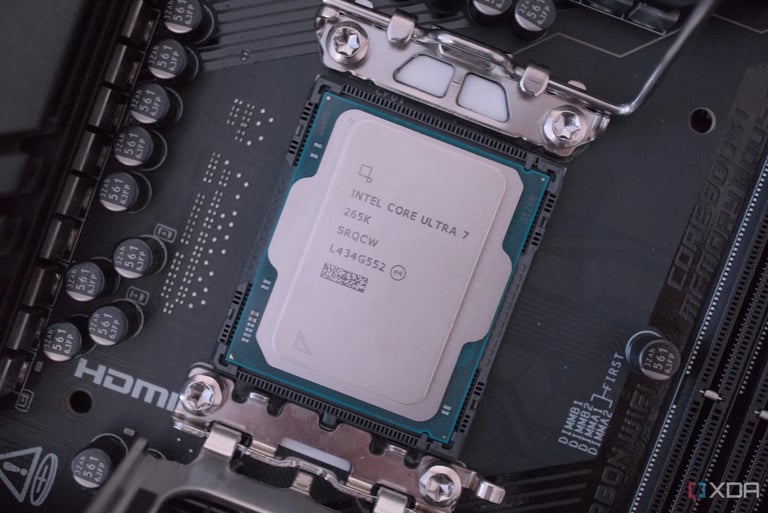 Imagen de una placa base con el Intel Core Ultra 7 265k instalado