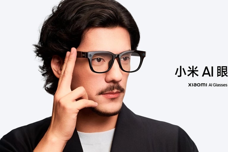 Imagen del modelo de Xiaomi llevando las Xiaomi AI Glasses puestas