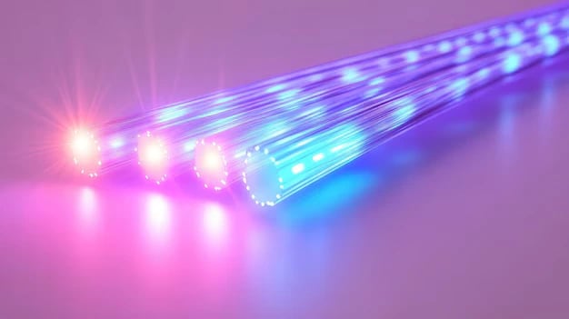 Cables de fibra óptica iluminados en un centro de datos, representando el estándar OCI de interconexión óptica para infraestructura de IA
